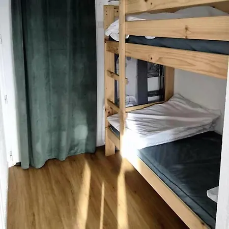 L'emeraude, Les Pieds Dans L'eau *