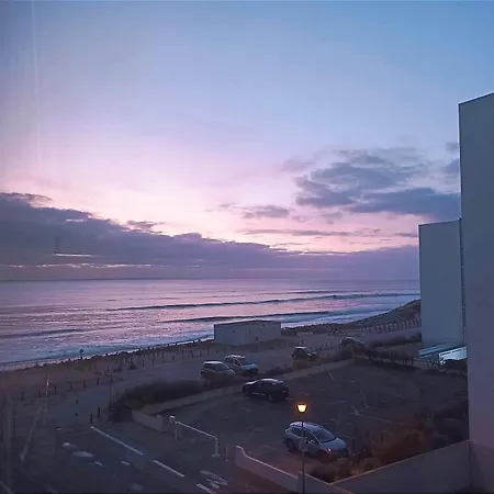 L'emeraude, Les Pieds Dans L'eau