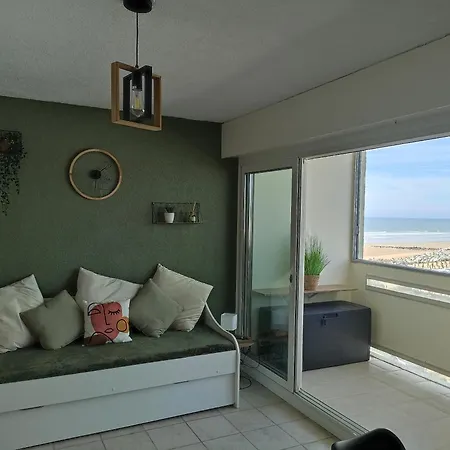 L'emeraude, Les Pieds Dans L'eau