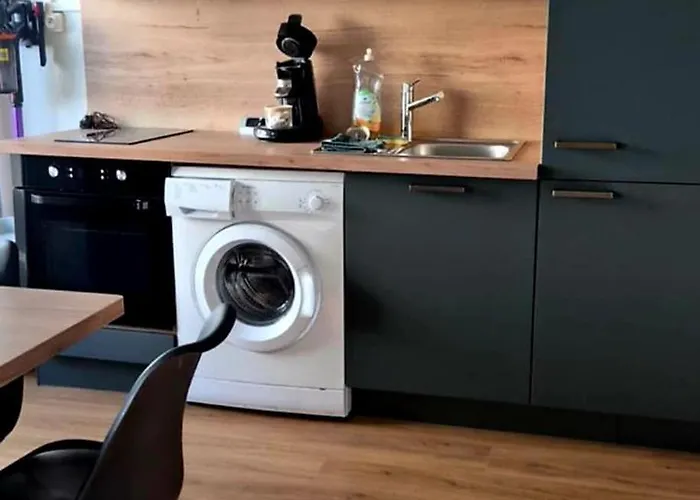 L'emeraude, Les Pieds Dans L'eau *